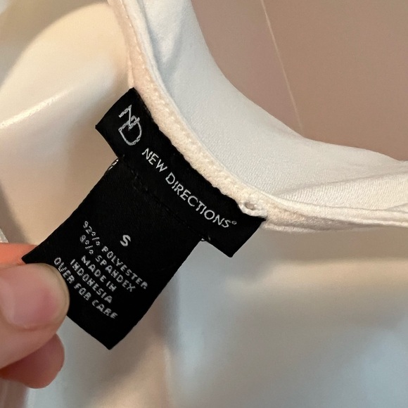 New Directions white flowy tank - Picture 3 of 4